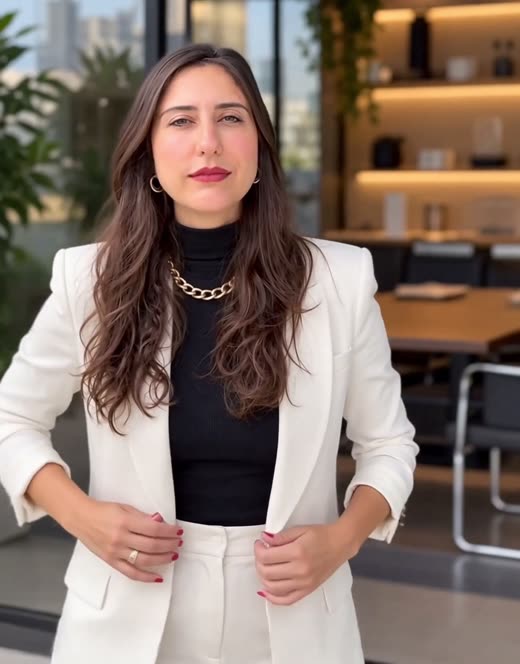Erika de blazer branco em um escritório, resultado gerado pela IA