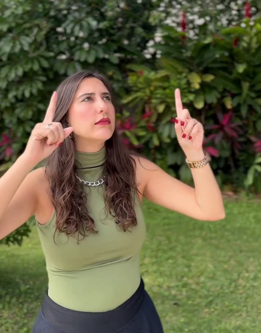 Erika de blusa verde no jardim, vídeo original
